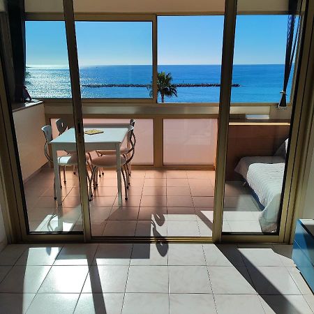 Grand Studio Bord De Mer- Acces Direct Aux Plages Saint-Laurent-du-Var Bagian luar foto