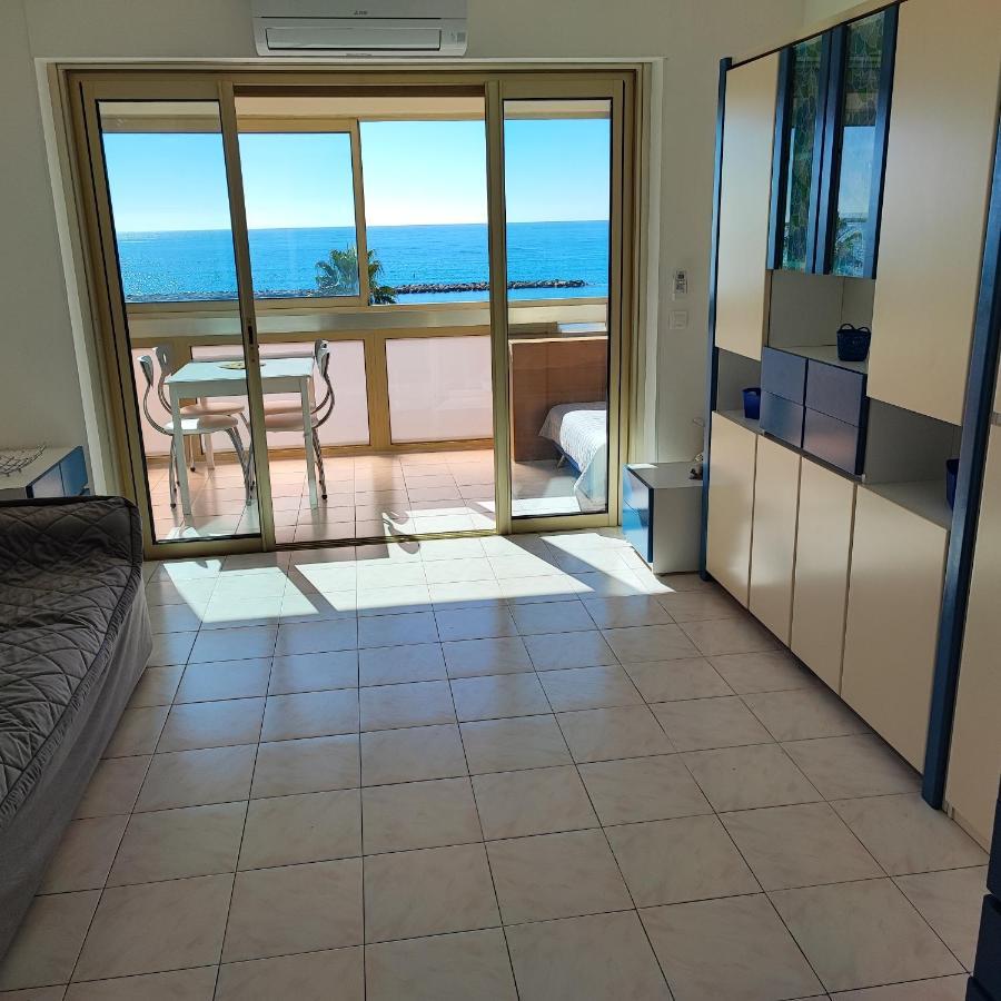 Grand Studio Bord De Mer- Acces Direct Aux Plages Saint-Laurent-du-Var Bagian luar foto