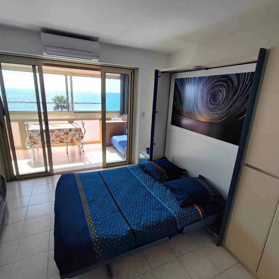 Grand Studio Bord De Mer- Acces Direct Aux Plages Saint-Laurent-du-Var Bagian luar foto